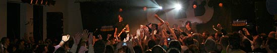 Stagediving der Sängerin und Super Stimmung beim ANTENNE BAYERN Live Kantine am 4.3.2007 (Foto: Martin Schmitz)